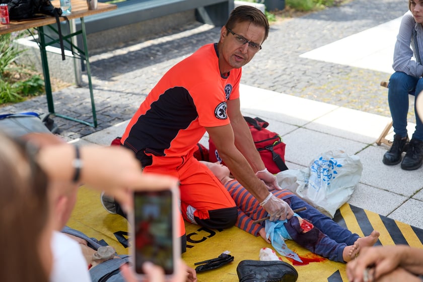 Inscenizowana akcja ratunkowa w ramach Wrocławskiej Akademii Pierwszej Pomocy