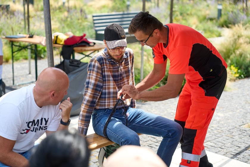 Inscenizowana akcja ratunkowa w ramach Wrocławskiej Akademii Pierwszej Pomocy