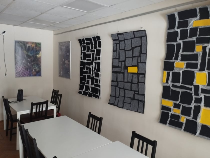 Pracownia plastyczna i obrazy jednego z mieszkańc&oacute;w osiedla