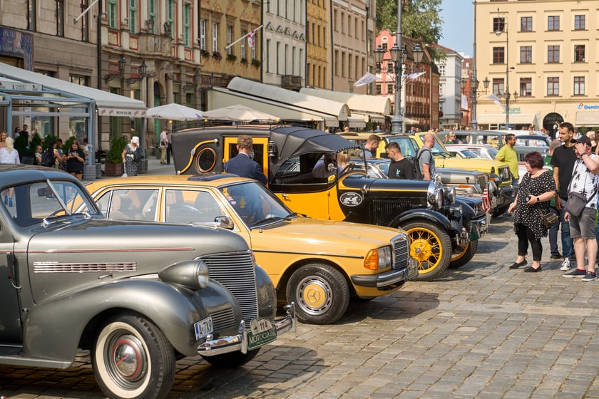 Samochody na MotoClassic 2024 r.