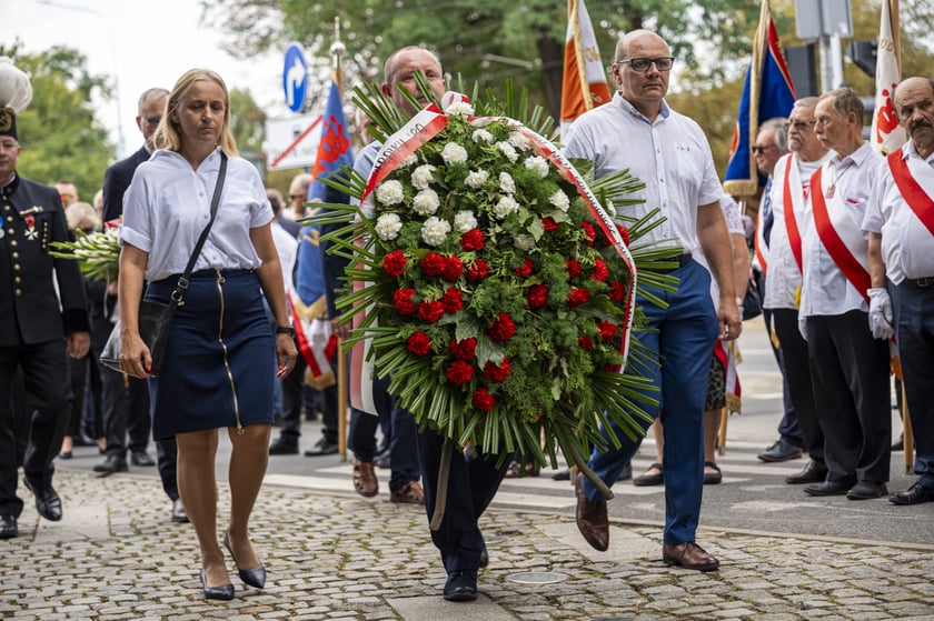 Składanie kwiat&oacute;w pod pomnikiem "Solidarności"