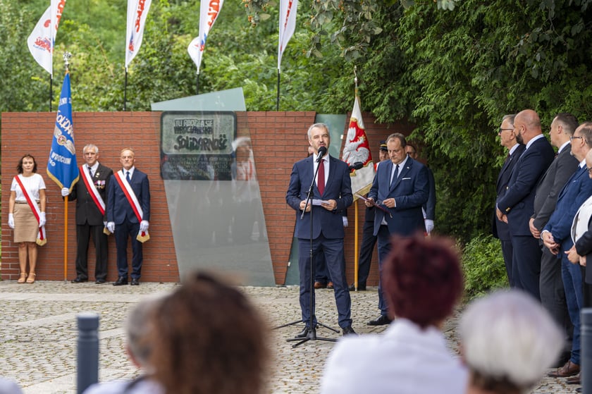 Składanie kwiat&oacute;w pod pomnikiem "Solidarności"