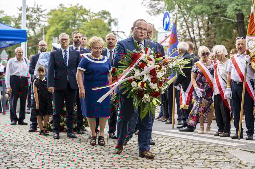 Składanie kwiat&oacute;w pod pomnikiem "Solidarności"
