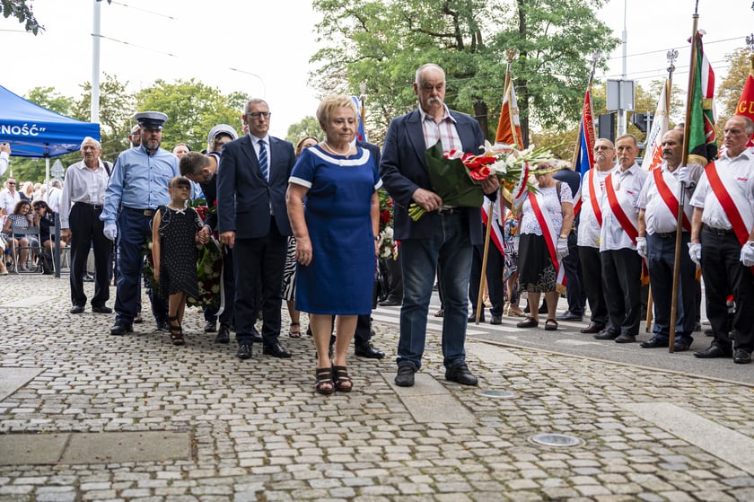 Składanie kwiat&oacute;w pod pomnikiem "Solidarności"