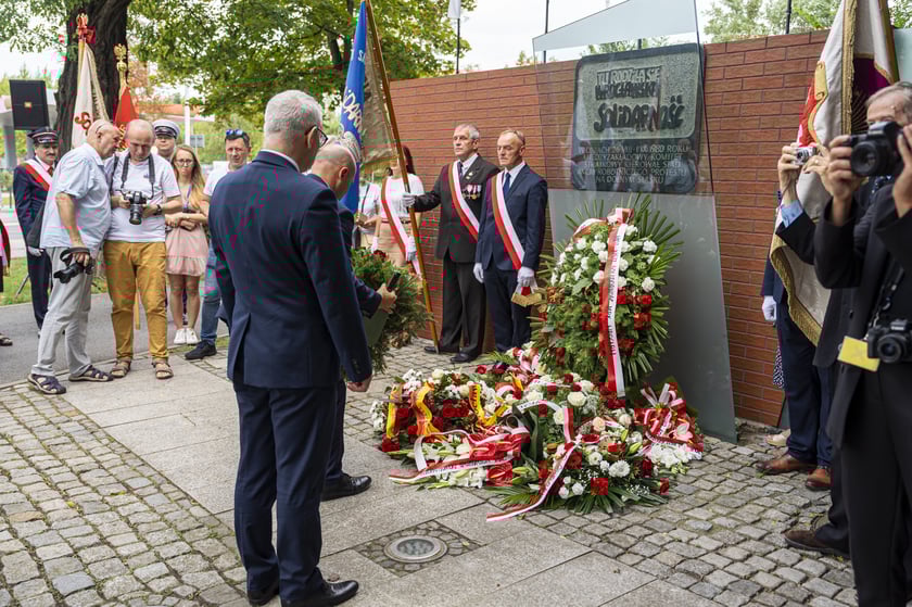 Składanie kwiat&oacute;w pod pomnikiem "Solidarności"