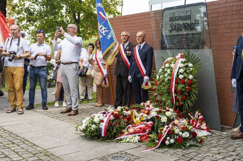 Składanie kwiat&oacute;w pod pomnikiem "Solidarności"