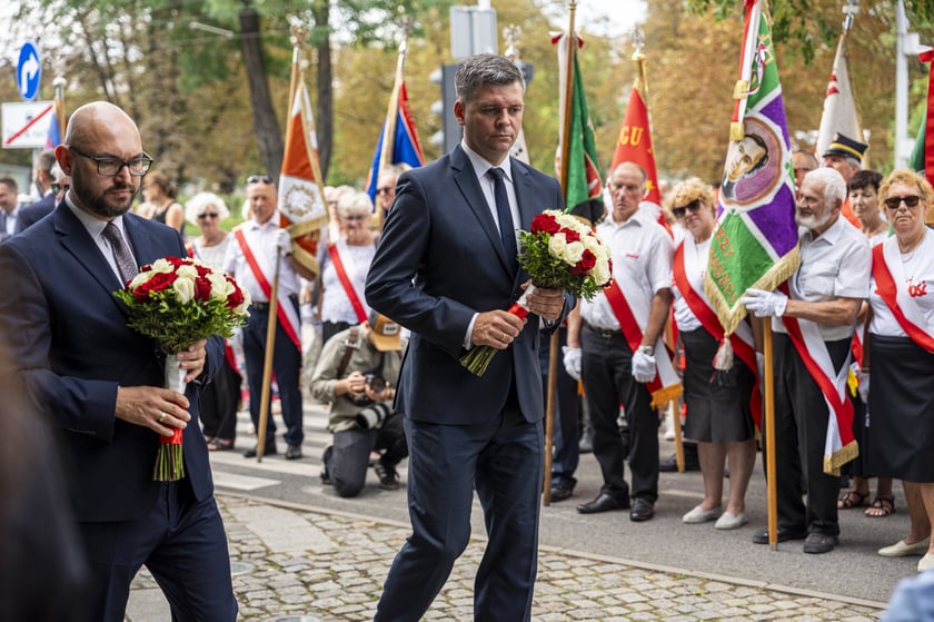 Składanie kwiat&oacute;w pod pomnikiem "Solidarności"