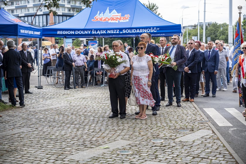 Składanie kwiat&oacute;w pod pomnikiem "Solidarności"