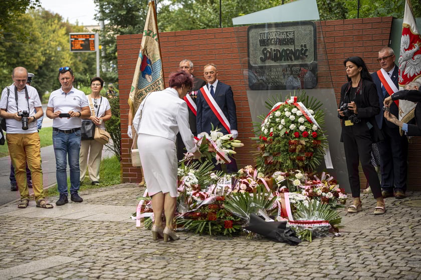 Składanie kwiat&oacute;w pod pomnikiem "Solidarności"
