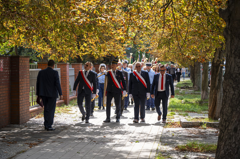 Składanie kwiat&oacute;w pod pomnikiem "Solidarności"