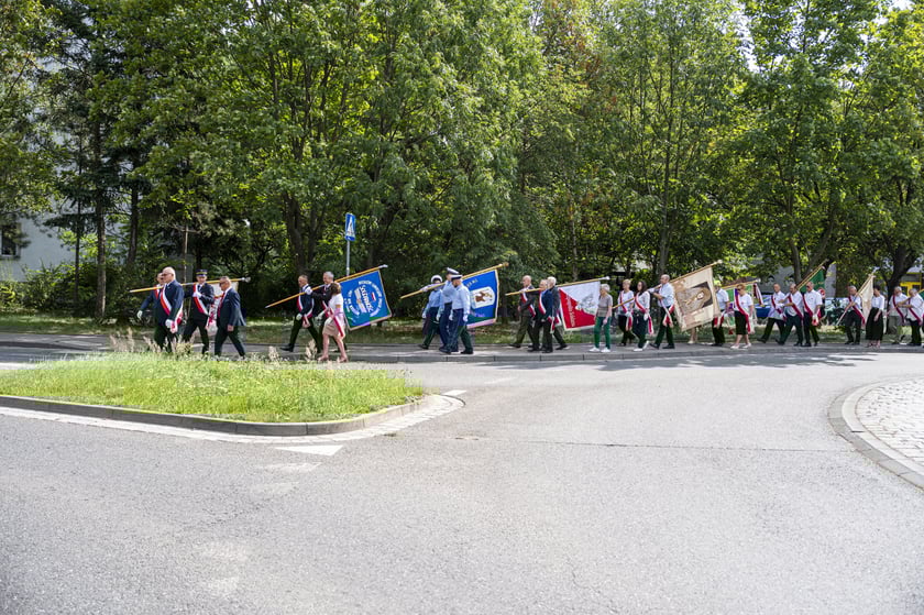 Składanie kwiat&oacute;w pod pomnikiem "Solidarności"