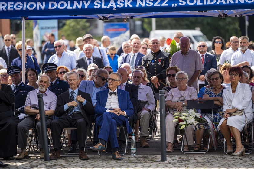 Składanie kwiat&oacute;w pod pomnikiem "Solidarności"