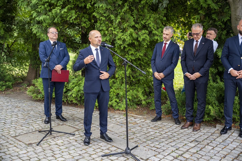 Składanie kwiat&oacute;w pod pomnikiem "Solidarności"