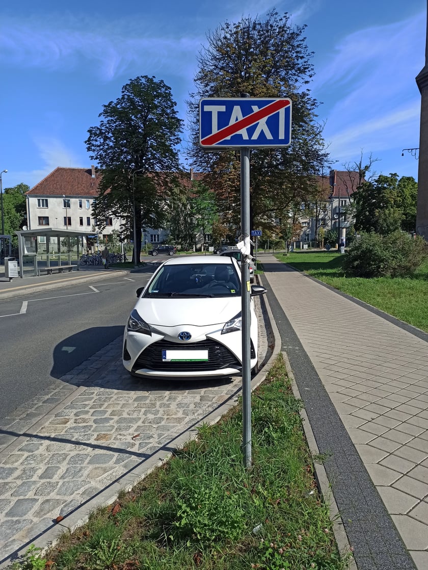 Przykłady nieprawidłowego parkowania