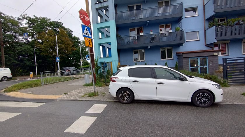 Przykłady nieprawidłowego parkowania