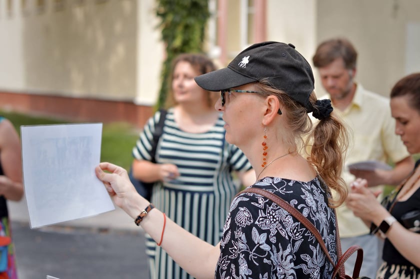 Spacer sąsiedzki po Psim Polu (18.08.2024), oprowadzają Monika Glińska i Zhanna Nogina