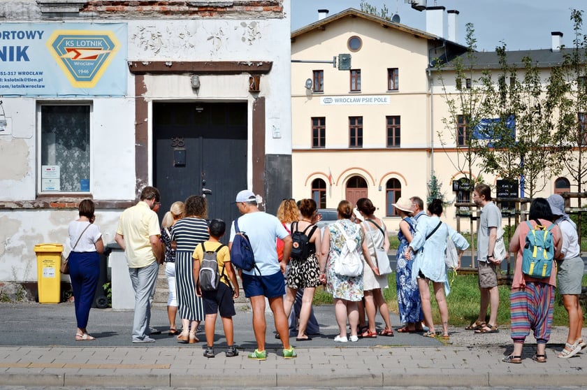 Spacer sąsiedzki po Psim Polu (18.08.2024), oprowadzają Monika Glińska i Zhanna Nogina