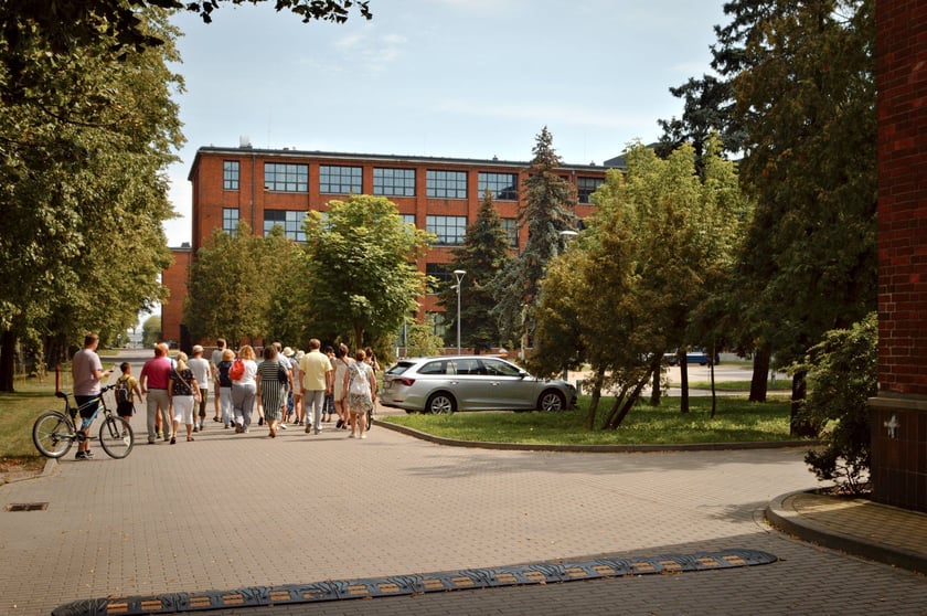 Spacer sąsiedzki po Psim Polu (18.08.2024), oprowadzają Monika Glińska i Zhanna Nogina