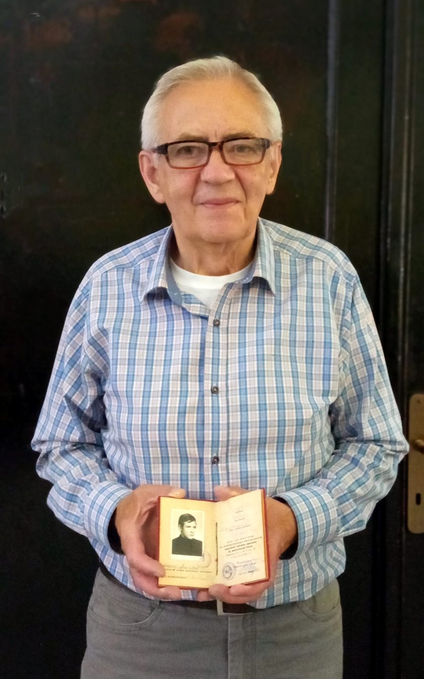 Andrzej Zawiślak, kinooperator w kinie Zorza w Rzeszowie, absolwent szkolenia w 1969 roku, z legitymacją poświadczająca uprawnienia do wyświetlania film&oacute;w