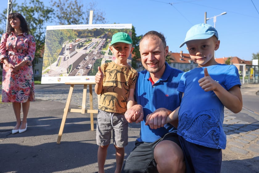 Staniosław Piątek z rady osiedla Strachocin-Swojczyce-Wojn&oacute;w z dwoma chłopacami / spotkanie na pętli Sępolno w sprawie budowy TAT na Swojczyce, 30 sierpnia 2024