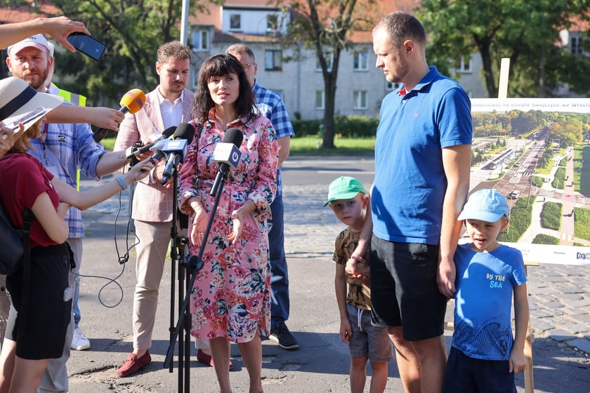 Przed mikrofonami: Izabela Folga-Łozińska z rady osiedla Strachocin-Swojczyce-Wojn&oacute;w, obok Stanisław Piątek z tej samej rady / spotkanie na pętli Sępolno w sprawie budowy TAT na Swojczyce, 30 sierpnia 2024