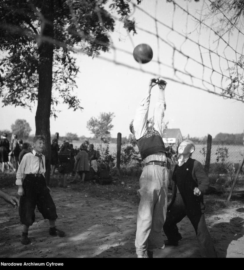 Uczniowie grają w siatk&oacute;wkę, między 1950 a 1960 rokiem