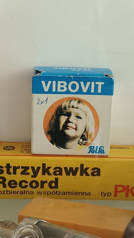 Vibovit - symplement z witaminami w postaci proszku, kt&oacute;ry dzieci wyjadały z reki, zamiast go rozpuszczać