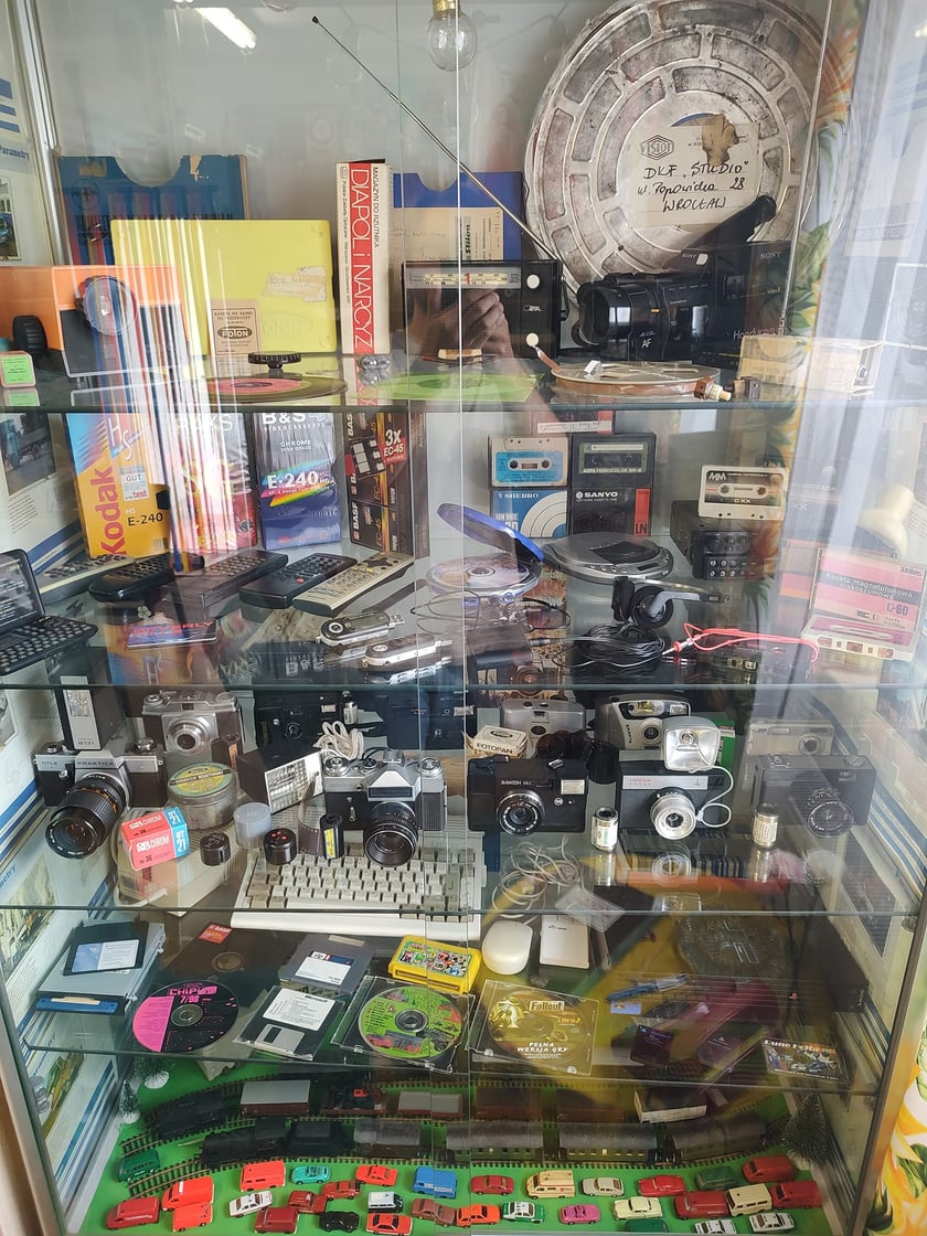 Eksponaty w Sali Wspomnień Muzeum PRL-u i lat 90.&nbsp;
