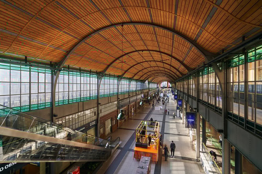 Stacja kolejowa z dworcem Wrocław Główny, marzec 2023