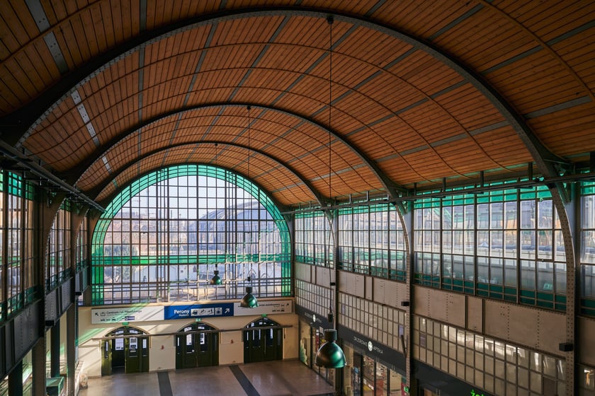 Stacja kolejowa z dworcem Wrocław Główny, marzec 2023