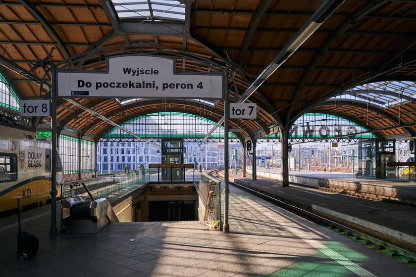 Stacja kolejowa z dworcem Wrocław Główny, marzec 2023
