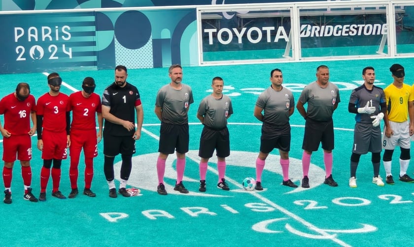 Rafał Świerczek, wrocławianin, sędziuej mecz blind footballu na paraolimpiadzie w Paryżu