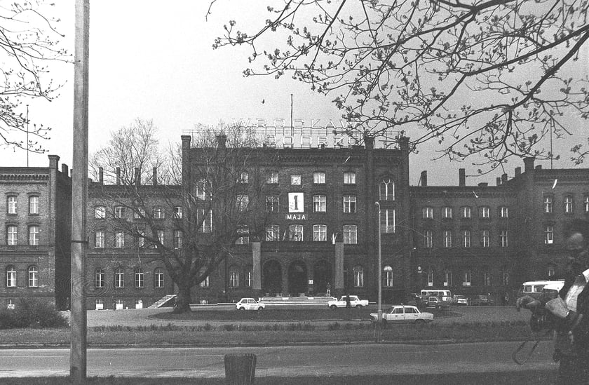 Dworzec Wrocław Nadodrze w 1980 r. Budynek frontowy. Zbiory Wydziału Architektury PWr