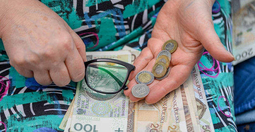 O ile wzrosną emerytury i renty w 2025 r.?
W wyniku waloryzacji kwota najniższej emerytury, renty rodzinnej oraz renty z tytułu całkowitej niezdolności do pracy wzrośnie o 97,95 zł, osiągając kwotę 1 878,91 zł brutto.
Renta socjalna r&oacute;wnież zostanie podwyższona do kwoty 1 878,91 zł.
Renta z tytułu częściowej niezdolności do pracy od 1 marca 2025 r. wyniesie 1 409,18 zł.
&nbsp;
Ponadto kwota graniczna świadczenia uzupełniającego dla os&oacute;b niezdolnych do samodzielnej egzystencji zostanie zwiększona o 133,06 zł, co łącznie da wartość 2 552,39 zł.