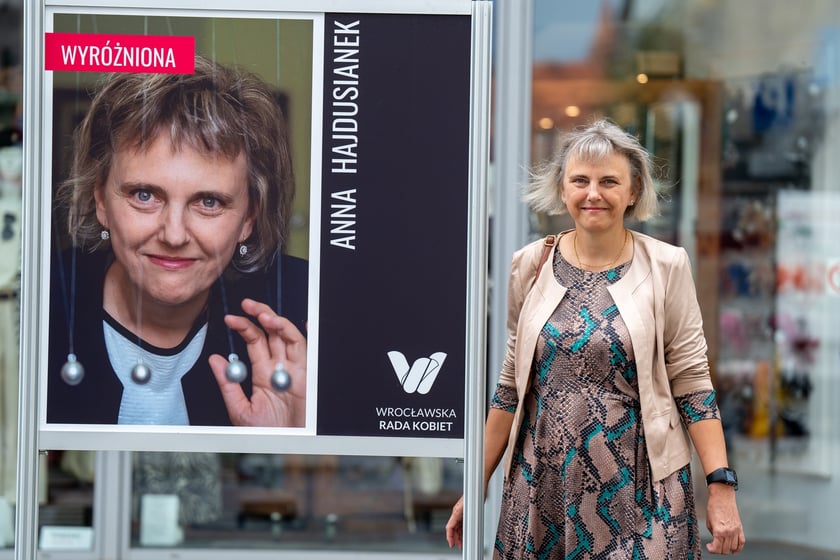 Wystawa &bdquo;Wrocławianka Roku 2023&rdquo; przy Oławskiej prof. dr inż. Anna Hajdusianek