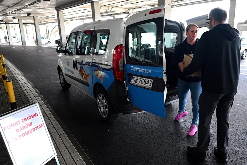 Punkt pomocy dla powodzian na Tarczyński Arenie. Pomoc z MPWiK