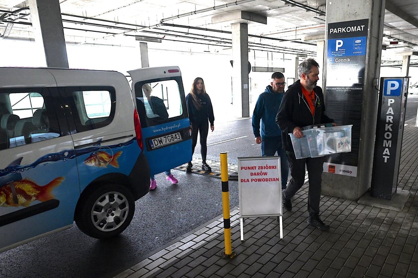 Punkt pomocy dla powodzian na Tarczyński Arenie. Pomoc z MPWiK