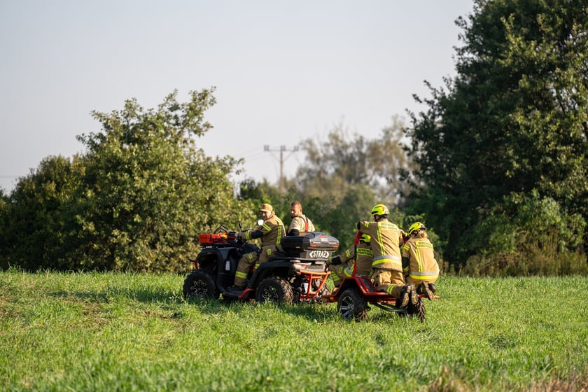Obrona Marszowic. Strażacy i żołnierze podwyższają wał przeciwpowodziowy