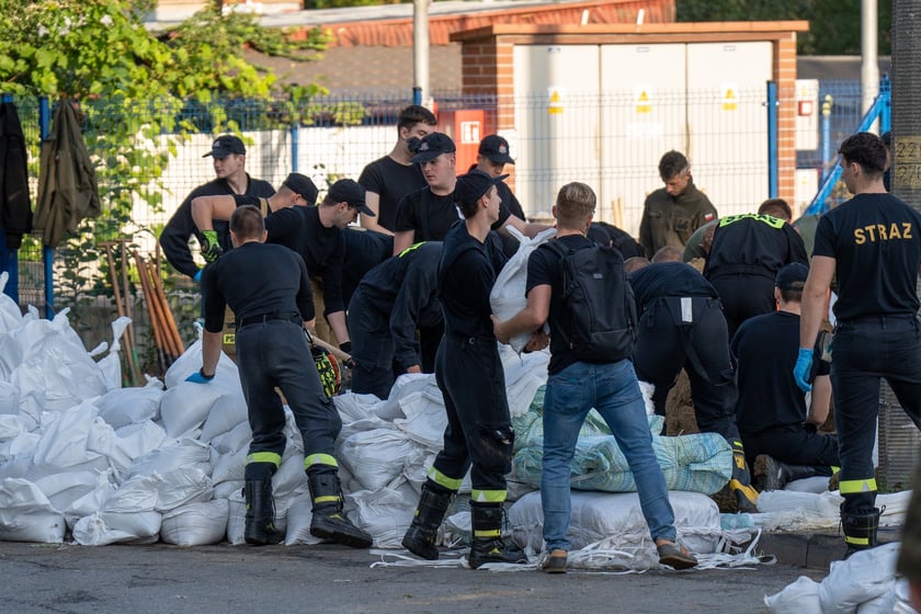 Obrona Marszowic. Strażacy i żołnierze podwyższają wał przeciwpowodziowy