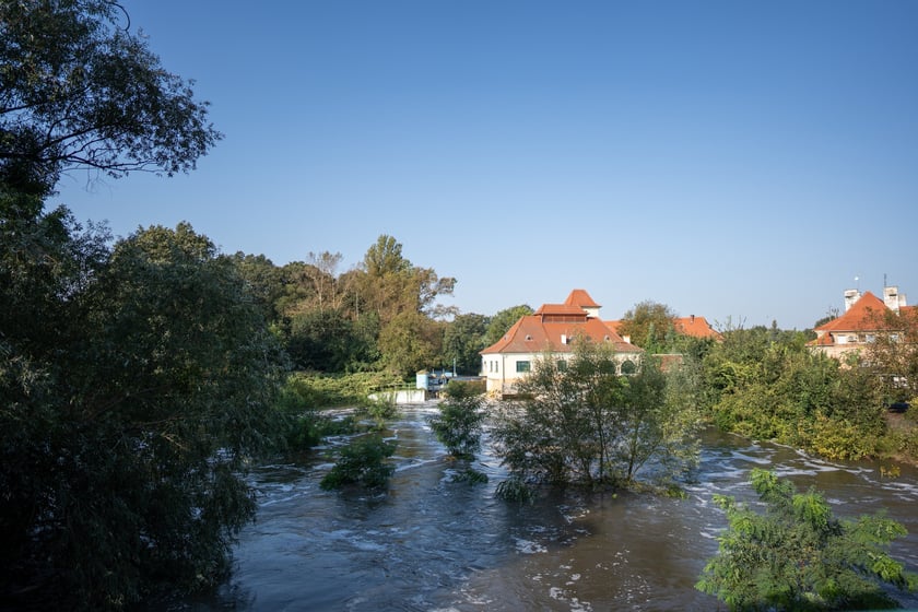 Obrona Marszowic. Strażacy i żołnierze podwyższają wał przeciwpowodziowy