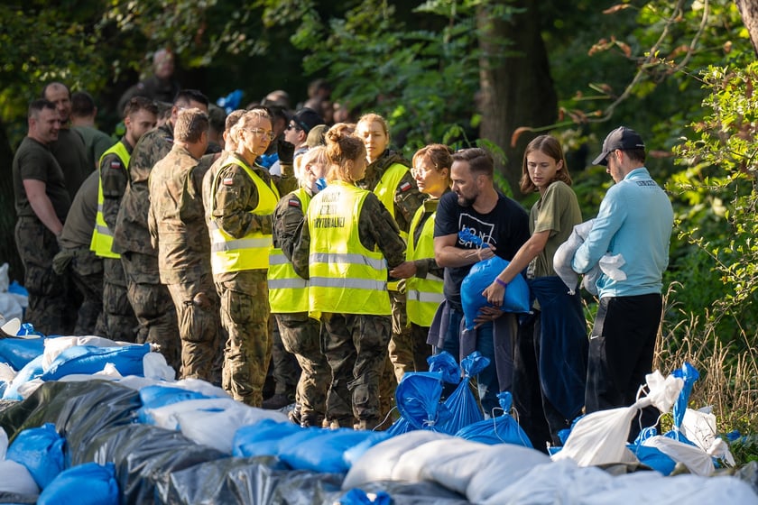 Obrona Marszowic. Strażacy i żołnierze podwyższają wał przeciwpowodziowy