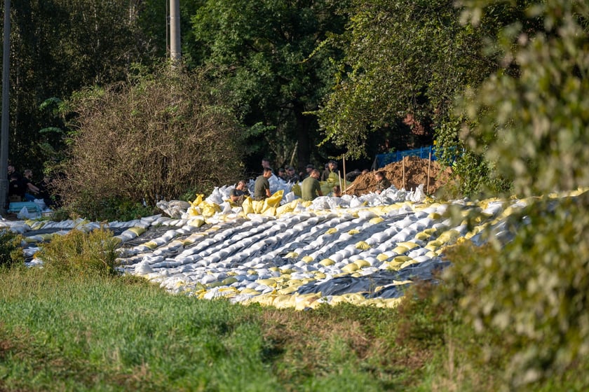 Obrona Marszowic. Strażacy i żołnierze podwyższają wał przeciwpowodziowy