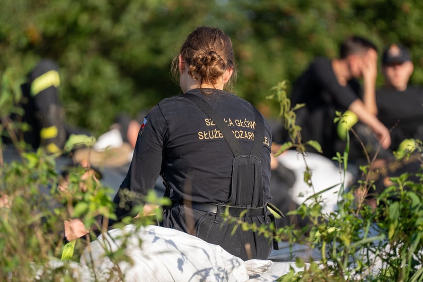Obrona Marszowic. Strażacy i żołnierze podwyższają wał przeciwpowodziowy