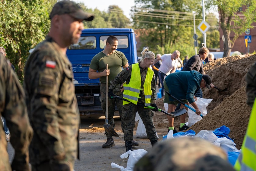 Obrona Marszowic. Strażacy i żołnierze podwyższają wał przeciwpowodziowy