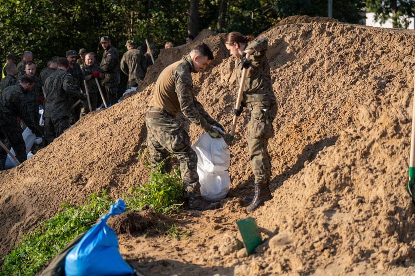 Obrona Marszowic. Strażacy i żołnierze podwyższają wał przeciwpowodziowy