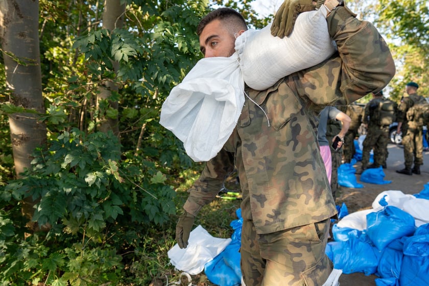 Obrona Marszowic. Strażacy i żołnierze podwyższają wał przeciwpowodziowy