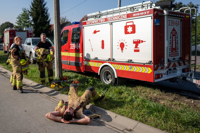 Obrona Marszowic. Strażacy i żołnierze podwyższają wał przeciwpowodziowy