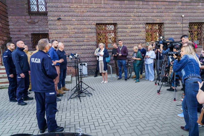 Wicepremier i szef MON Władysław Kosiniak-Kamysz i minister spraw wewnętrznych Tomasz Siemoniak na konferencji prasowej przed komendą wojewódzką Policji przy Podwalu