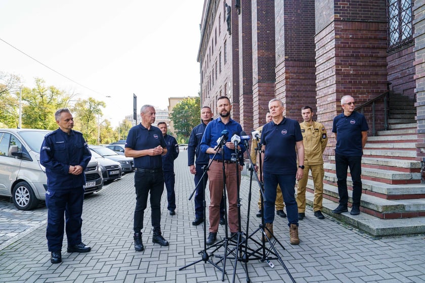 Wicepremier i szef MON Władysław Kosiniak-Kamysz i minister spraw wewnętrznych Tomasz Siemoniak na konferencji prasowej przed komendą wojewódzką Policji przy Podwalu