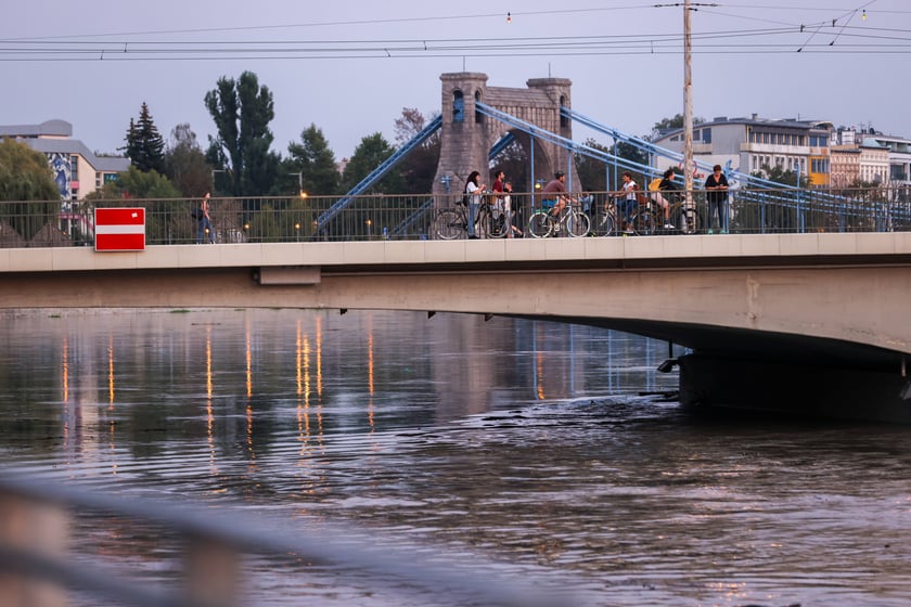 WIdok na umocnienia przy Odrze w centrum Wrocławia